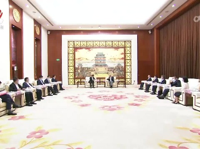 尹弘会见中国电信董事长柯瑞文