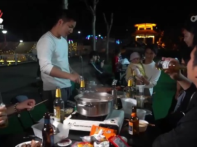 【夜色江西】红五月 嘉游赣：点亮夜空 铜钹山上欢快游