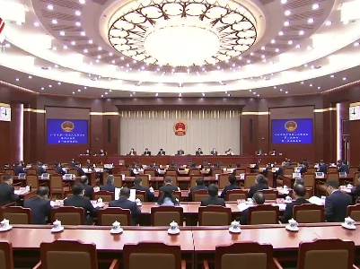 尹弘主持召开省十四届人大常委会第二次会议第一次全体会议