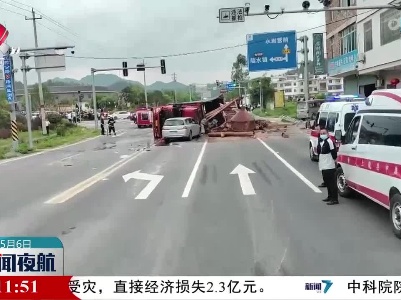 大货车翻压扁小车 消防医生紧急救援