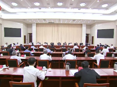 叶建春主持召开省政府集体学习时强调 坚持不懈用习近平新时代中国特色社会主义思想凝心铸魂 把理论武装的成果落实在履职行动上体现在发展实效上