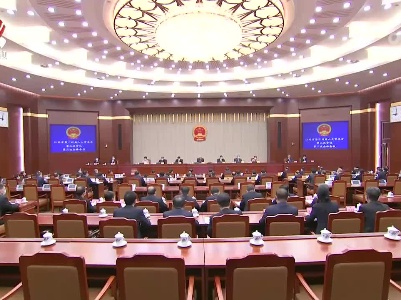 省十四届人大常委会第二次会议闭会 尹弘主持