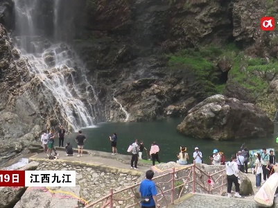 江西九江：庐山三叠泉瀑布迎来雨季观赏期