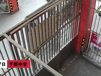 赣州于都：女考生腿骨折 民警背她进考场
