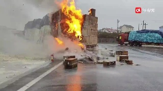 心疼司机！货车突遭雷击起火，大量货物被烧毁
