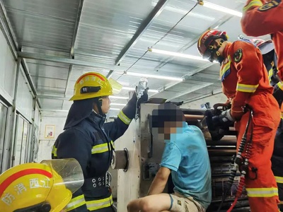 江西萍乡：男子操作不慎被印刷机“咬”手 消防紧急救援