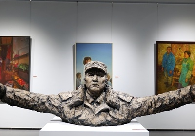 礼赞新时代 景德镇陶瓷大学师生作品展丰富多彩