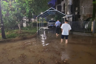 上饶市信州区突降暴雨 民警冒雨排险为民解忧