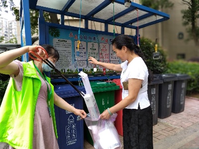 【三比三争】宜春市上高县锦阳街道：现场指导 推进垃圾分类入脑入心