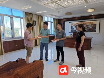 月湖区网信中心开展“送书进企业，党建促发展”活动