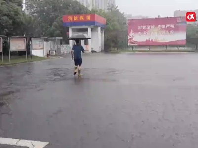 高考生跑进消防队求助  “蓝朋友”开车送考