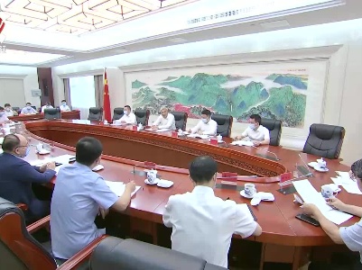 尹弘主持召开座谈会 面对面听取经济专家学者意见建议 加快建设具有江西特色的现代化产业体系 叶建春参加