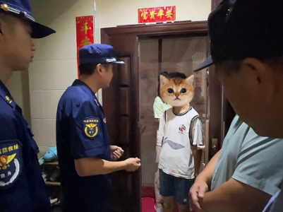 熊孩子把灭火器当水枪狂喷 消防上门对其教育