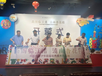 南昌市青少年首届美术作品展在南昌美术馆开幕