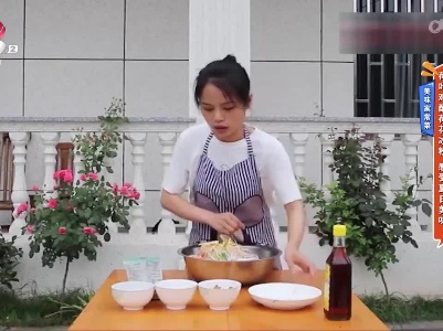 美味家常菜——荷叶鸡配荷花冰粉 感受夏日美味