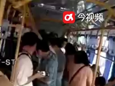 公交车上暖心一幕 乘客晕倒众人协力救治送医