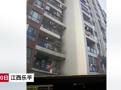 江西乐平：老人打扫玻璃房顶 玻璃碎裂跌下二楼