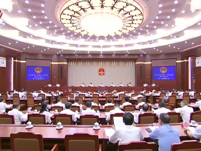 尹弘主持召开省十四届人大常委会第三次会议第一次全体会议