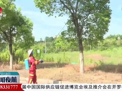 环卫车辆为城市撑起“清凉伞”
