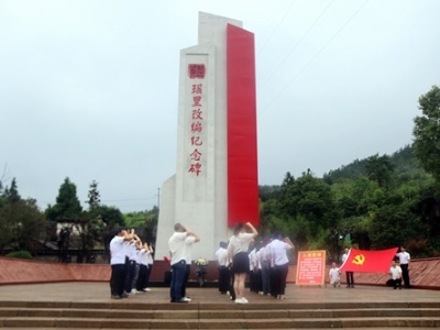 浮梁县教体局机关党支部与瑶里学校党支部开展庆“七一”支部共建主题党日活动