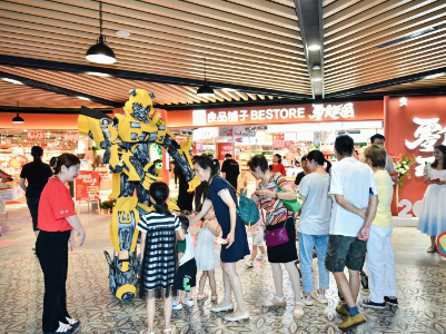 良品铺子全国最大门店武汉开业，超1200平米3000余款零食打造城市新地标