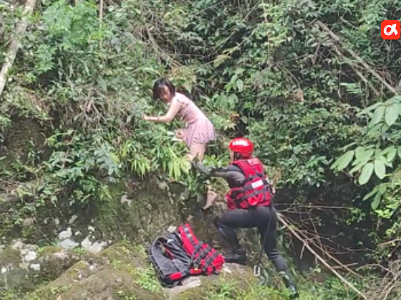 女子被洪水冲出十余米 消防员跳水救人