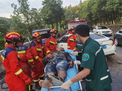 萍乡上栗：小车与三轮车相撞1人被困 消防员紧急救援