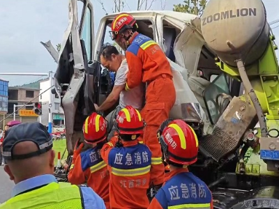 萍乡上栗一水泥搅拌车追尾大货车 造成1名司机被困