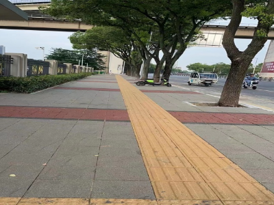 九江市城管局管护中心：顶酷暑 抗高温 提前完工人行道退让项目