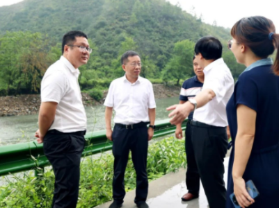 上饶市玉山县委书记郑国良到怀玉乡锦溪村调研乡村振兴工作