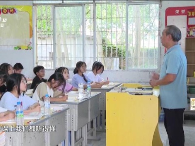 曾红光：三尺讲台守初心 春风化雨育桃李