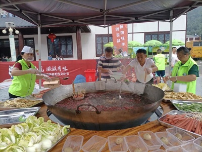 助力南坑镇麻辣烫美食节 萍乡市启初关爱志愿者协会“绿马甲”在行动