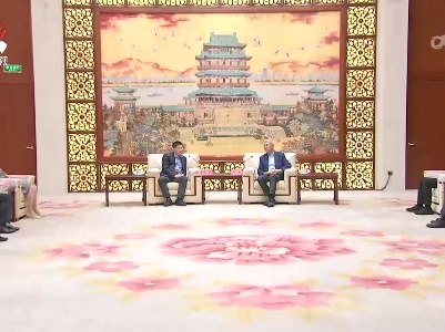尹弘会见复旦大学党委书记裘新