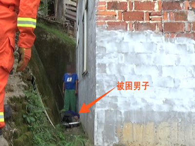 江西萍乡：一男子摔落3米深屋沟 消防紧急救援