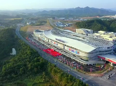 首期13国595家企业入驻 景德镇国际陶博城开业就能“买卖全球”