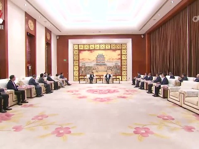尹弘会见海信集团董事长贾少谦