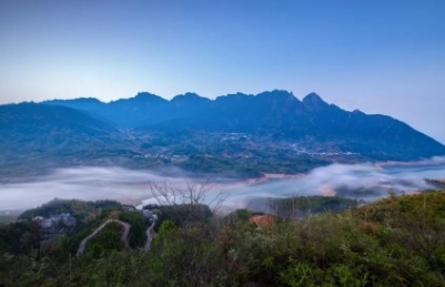 【游客爱灵山】雄深雅健话灵山