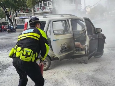 江西萍乡：电动车街头自燃起火 交警秒变“消防员”灭火