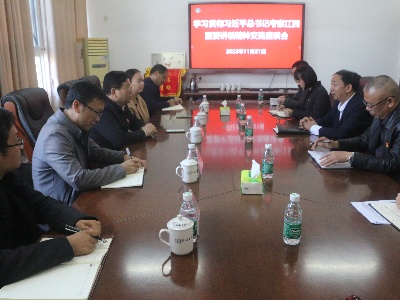 宜春市教体局党委委员、副局长余兆辉到樟树三中与教师代表开展座谈交流
