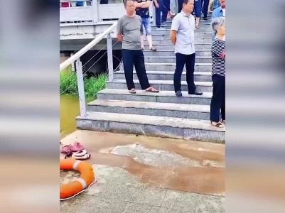 萍乡湘东一妇女跳河轻生被救起 
