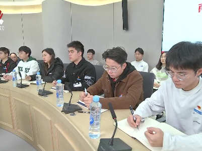 任珠峰到南昌航空大学调研并作形势与政策报告