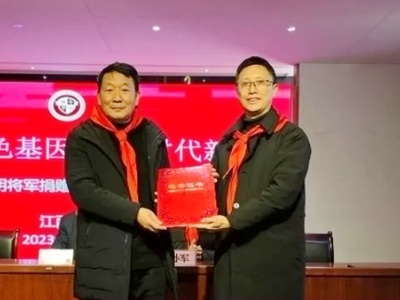 陶正明向吉安市吉州区瑞华学校捐赠一批红色书籍