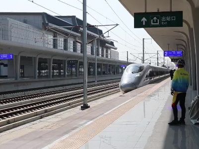 景德镇：昌景黄高铁开通首日 市民争相“打卡”“点赞”