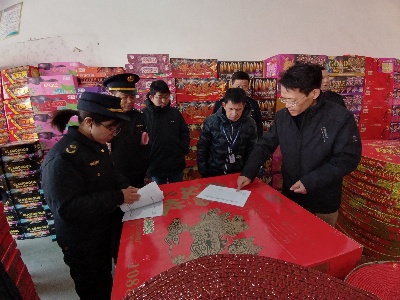 确保群众平安过节 宜春市万载县联合开展花炮领域“双打”专项执法行动