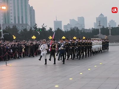 南昌八一广场举行元旦升旗仪式 现场放飞2500只和平鸽