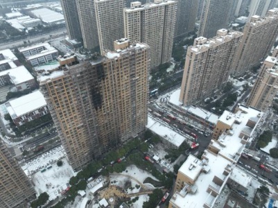 热评丨南京居民楼大火致15死：“吹哨人”的哨声如何被忽视