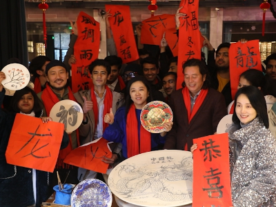 江西景德镇：画龙盘、写春联 “洋”学生载歌载舞过年