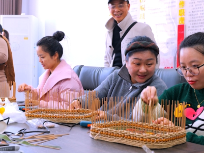 江西景德镇：快乐“女神”  “邮”爱相伴
