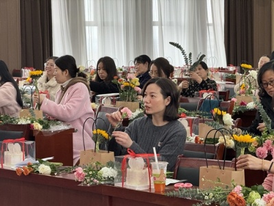 插花拾趣 指尖绽放——昌江一中开展“三八”国际劳动妇女节活动