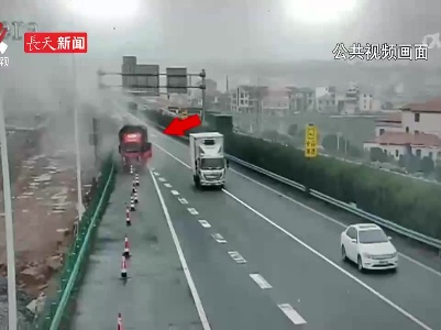 微光成炬：货车高速路上起火 挖掘机伸出“援斗”